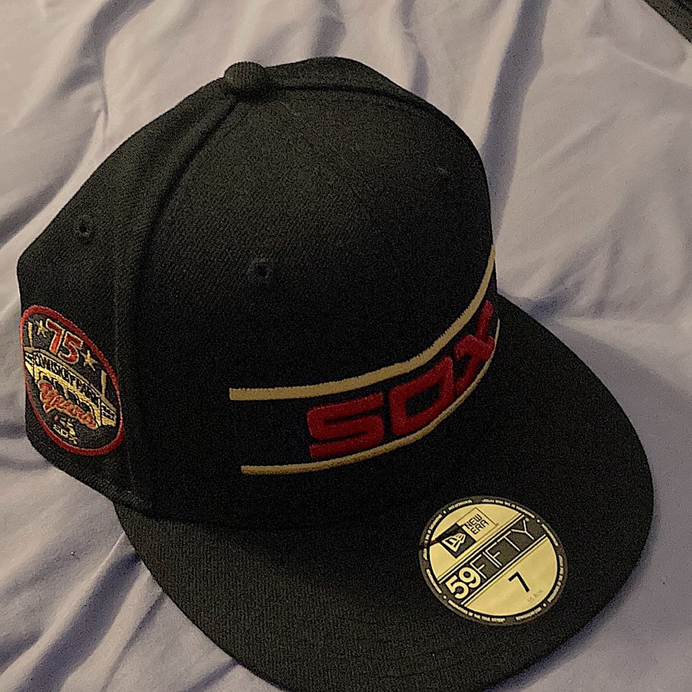 It’s size 7, baseball fitted,the team is the Chicago White Sox